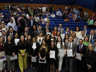 Foto da Notícia: Advogados e estagiários recebem certidões na OAB-MT