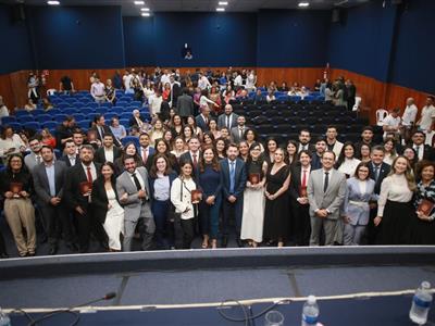 Foto da Notícia: OAB-MT entrega carteiras durante solenidade marcada pela emoção