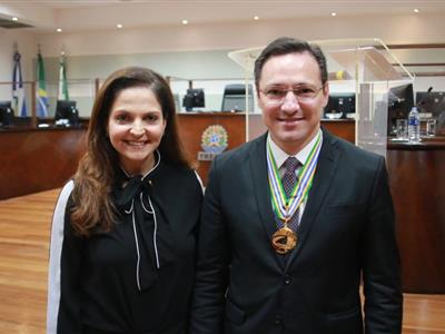 Foto da Notícia: Gisela Cardoso participa da cerimônia de entrega da Medalha Ministro Célio Silva ao conselheiro federal Ulisses Rabaneda