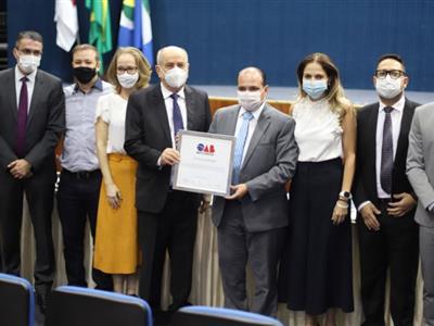 Foto da Notícia: Advogados Paulo Lacerda e Zelcy Dall'Aqua recebem homenagem do Conselho da OAB-MT