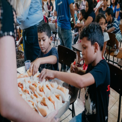 Doação de Ovos de Páscoa a crianças e adolescentes da Pastoral do Migrante
