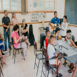 Doação de Ovos de Páscoa a crianças e adolescentes da Pastoral do Migrante