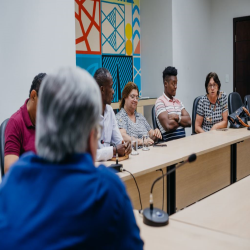 Reunião na prefeitura para viabilizar vagas de trabalho a imigrantes - Fotografo: George Dias/ZF Press