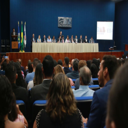 02/05 - OAB-MT faz a entrega de certidões para estagiários, advogados e advogadas