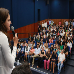 02/05 - OAB-MT faz a entrega de certidões para estagiários, advogados e advogadas