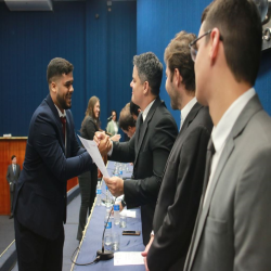 02/05 - OAB-MT faz a entrega de certidões para estagiários, advogados e advogadas