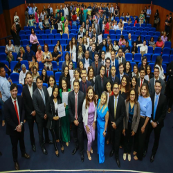 02/05 - OAB-MT faz a entrega de certidões para estagiários, advogados e advogadas - Fotografo: 