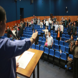 06/06 - OAB-MT entrega certidões para estagiários, advogados e advogadas