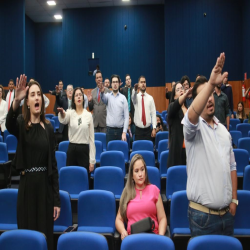 06/06 - OAB-MT entrega certidões para estagiários, advogados e advogadas