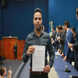 06/06 - OAB-MT entrega certidões para estagiários, advogados e advogadas