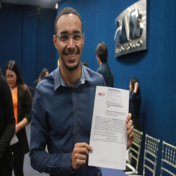 06/06 - OAB-MT entrega certidões para estagiários, advogados e advogadas