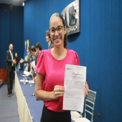 06/06 - OAB-MT entrega certidões para estagiários, advogados e advogadas