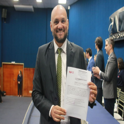 06/06 - OAB-MT entrega certidões para estagiários, advogados e advogadas