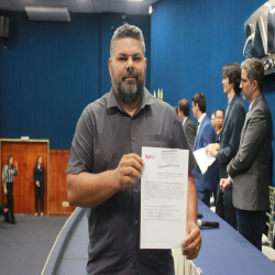 06/06 - OAB-MT entrega certidões para estagiários, advogados e advogadas