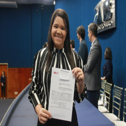 06/06 - OAB-MT entrega certidões para estagiários, advogados e advogadas