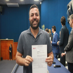 06/06 - OAB-MT entrega certidões para estagiários, advogados e advogadas