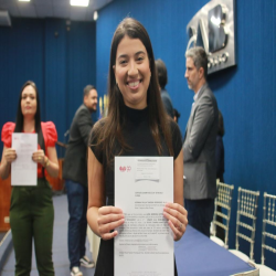 06/06 - OAB-MT entrega certidões para estagiários, advogados e advogadas