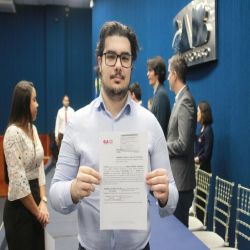 06/06 - OAB-MT entrega certidões para estagiários, advogados e advogadas