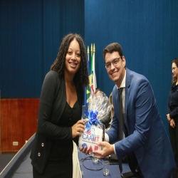 06/06 - OAB-MT entrega certidões para estagiários, advogados e advogadas