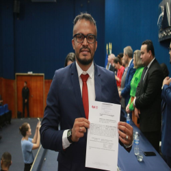 06/06 - OAB-MT entrega certidões para estagiários, advogados e advogadas