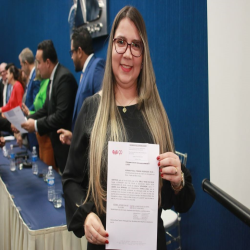 06/06 - OAB-MT entrega certidões para estagiários, advogados e advogadas