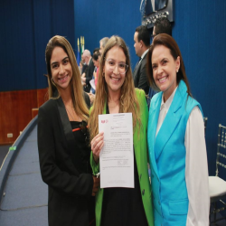 06/06 - OAB-MT entrega certidões para estagiários, advogados e advogadas