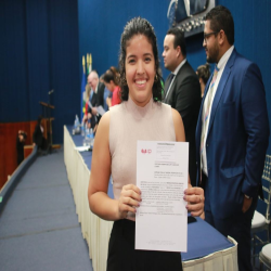 06/06 - OAB-MT entrega certidões para estagiários, advogados e advogadas