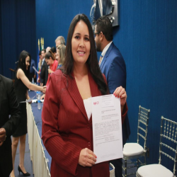 06/06 - OAB-MT entrega certidões para estagiários, advogados e advogadas