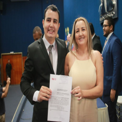 06/06 - OAB-MT entrega certidões para estagiários, advogados e advogadas