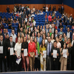 06/06 - OAB-MT entrega certidões para estagiários, advogados e advogadas