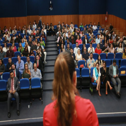 06/06 - OAB-MT entrega certidões para estagiários, advogados e advogadas