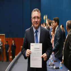 03-10 - OAB-MT faz entrega de certidões para novos advogados e estagiários - Fotografo: Fernando Rodrigues