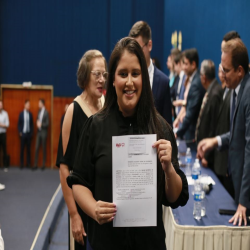 03-10 - OAB-MT faz entrega de certidões para novos advogados e estagiários - Fotografo: Fernando Rodrigues