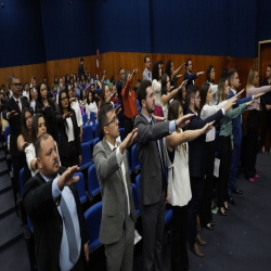 06/02 - OAB-MT entrega certidões para estagiários, advogados e advogadas - Fotografo: Fernando Rodrigues