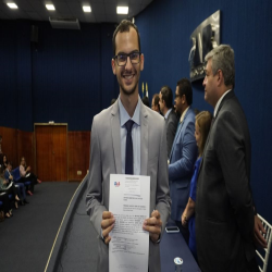 06/02 - OAB-MT entrega certidões para estagiários, advogados e advogadas - Fotografo: Fernando Rodrigues