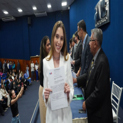 12/03 - OAB-MT entrega certidões para estagiários, advogados e advogadas - Fotografo: Fernando Rodrigues