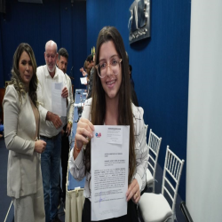 12/03 - OAB-MT entrega certidões para estagiários, advogados e advogadas - Fotografo: Fernando Rodrigues