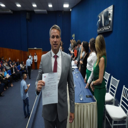 02-04 - Novos advogados e estagiários recebem certidões na OAB-MT - Fotografo: Fernando Rodrigues